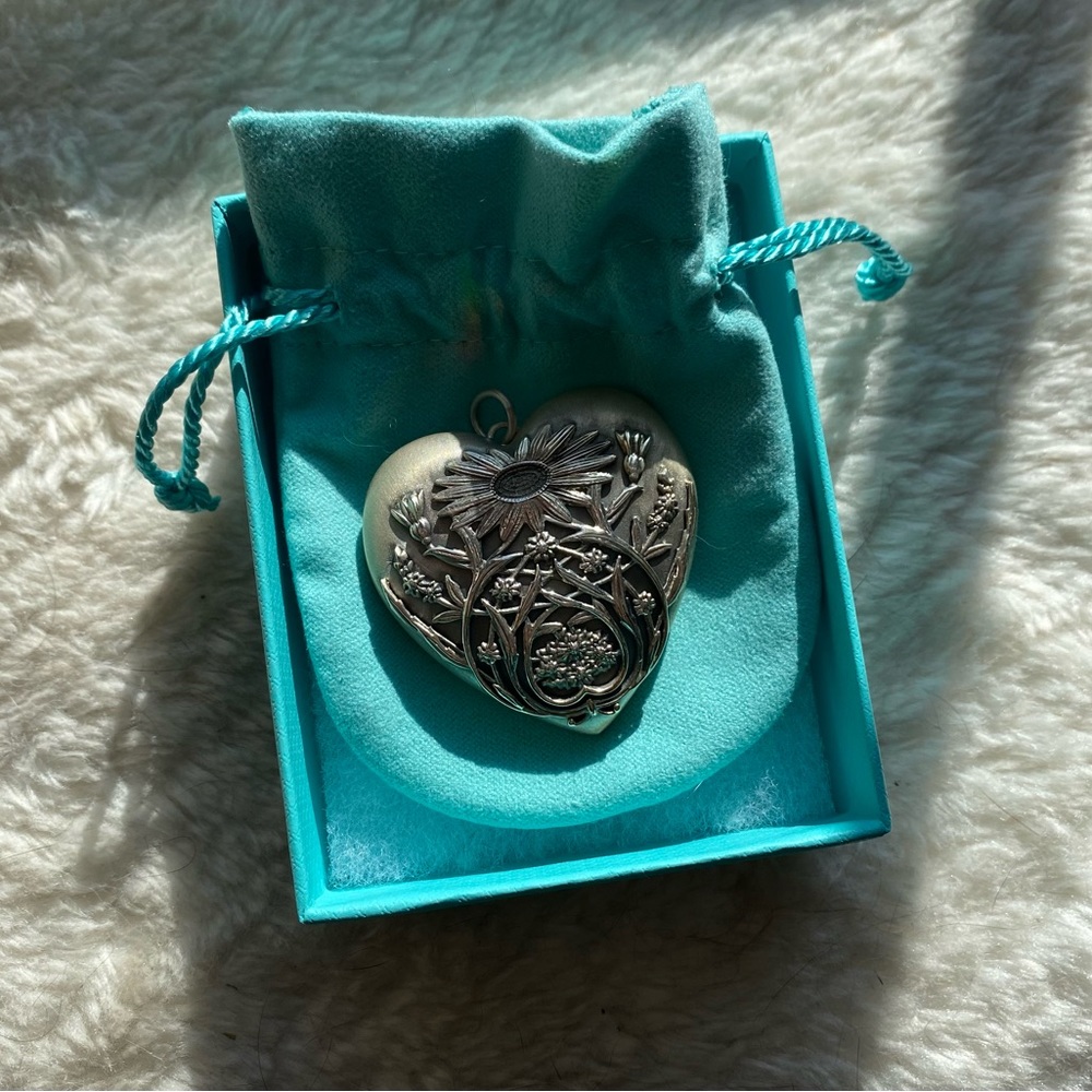 Tiffany & Co XL Ziegfeld Daisy Heart Locket